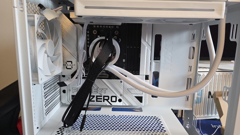 Installing the CPU block is also easy - just unscrew the default AMD mounting solution, then add the NZXT standoffs by hand. Push the CPU block onto the standoffs, then secure it with thumbscrews. No tools required.