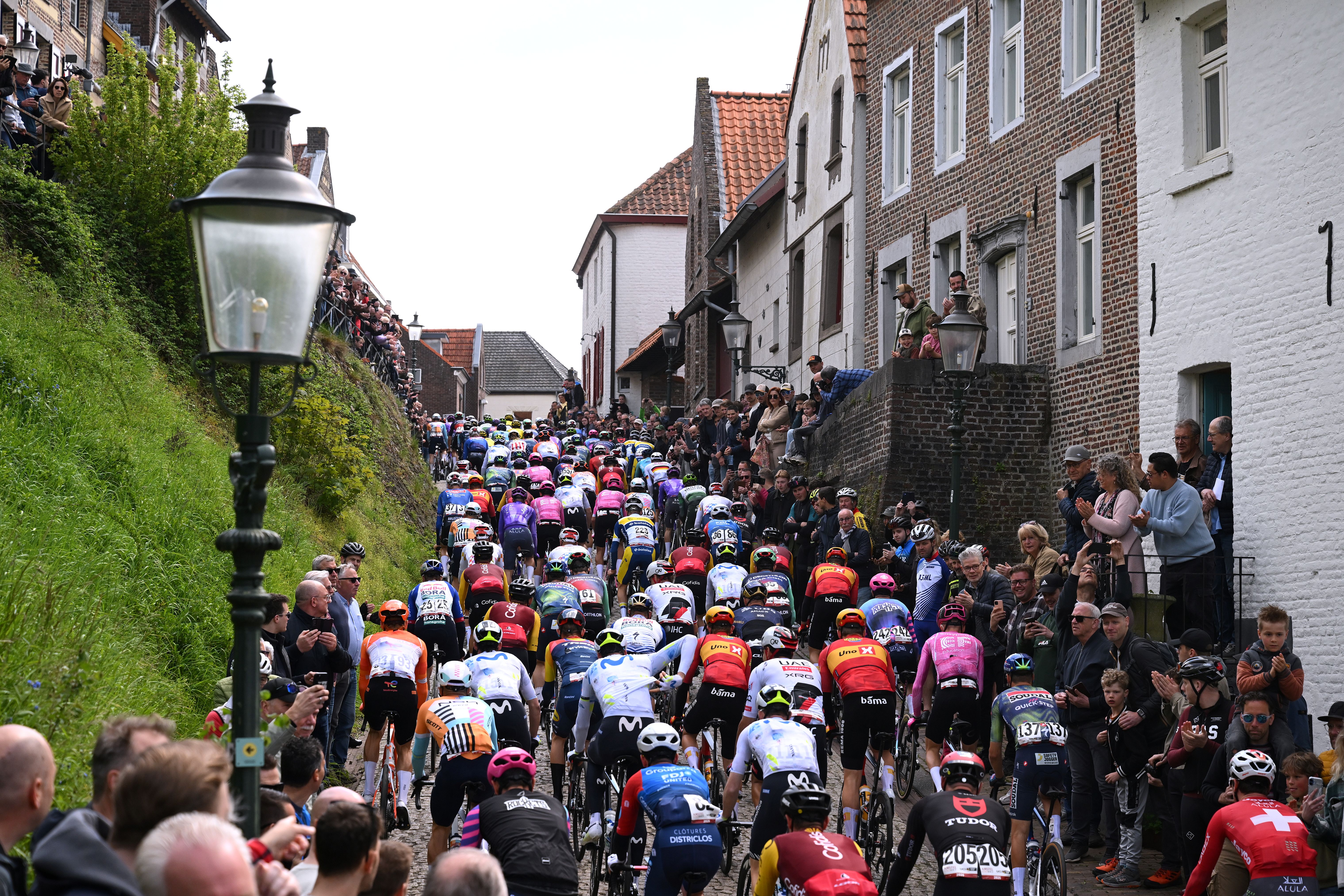 VALKENBURG, NETHERLANDS - APRIL 19: A general view of the peloton climbing the Elsloo hill while fans cheer during the 60th Amstel Gold Race 2026 - Men's Elite a 257.2km one day race from Maastricht to Valkenburg / #UCIWT / on April 19, 2026 in Valkenburg, Netherlands. (Photo by Dario Belingheri/Getty Images)