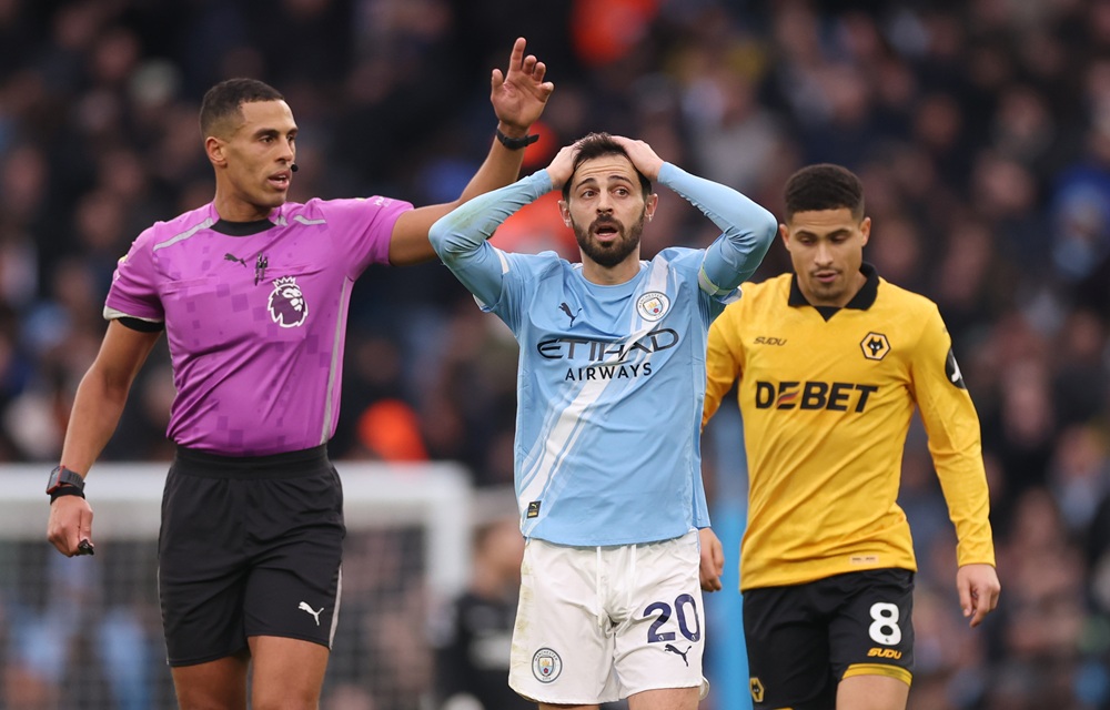 Bernardo Silva of Manchester City reacts after no penalty was given by referee Farai Hallam during the Premier League match between Manchester City and Wolverhampton Wanderers at Etihad Stadium on January 24, 2026 in Manchester, England. (Photo by Carl Recine/Getty Images)
