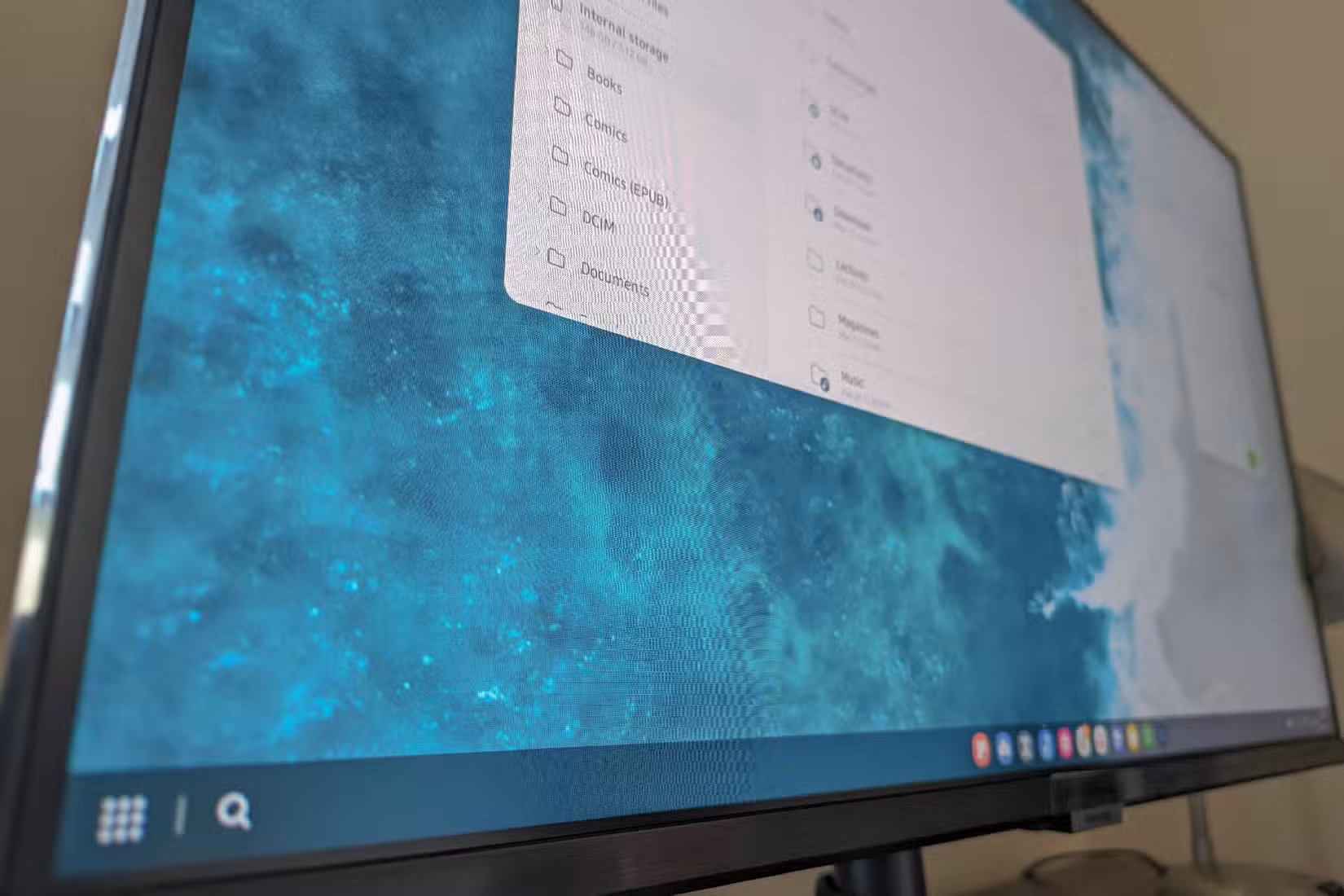 Samsung DeX running on a Samsung monitor.