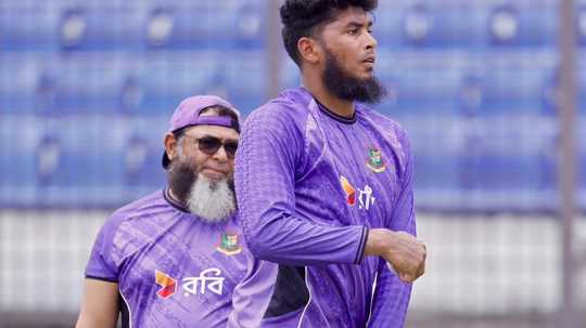 mushtaq-ahmed-mentors-rishad-hossain