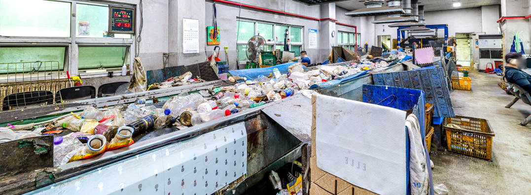 Plastic bottles are sorted at a recycling facility in Yangju, Gyeonggi Province. (Yangju Urban Corp.)