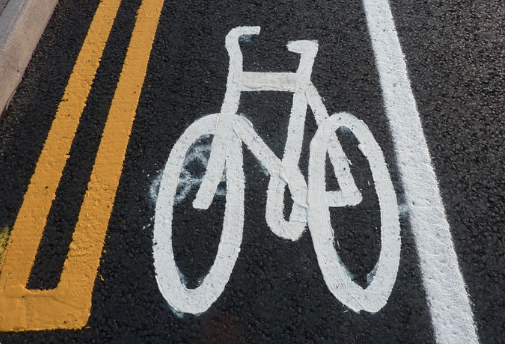 oxon travel cycle lane picture – via twitter.PNG