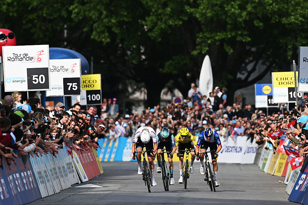 The four leaders starting the sprint