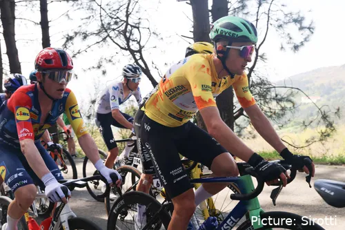 Paul Seixas with Mattias Skjelmose on his wheel at Itzulia Basque Country 2026