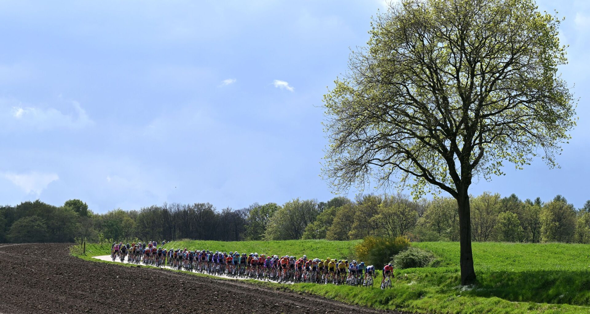 Amstel Gold Race Men LIVE: Peloton begin to close in on breakaway inside 100km to go