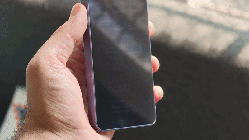 A GIF showing the Galaxy S26 Ultra's Privacy Display in action.