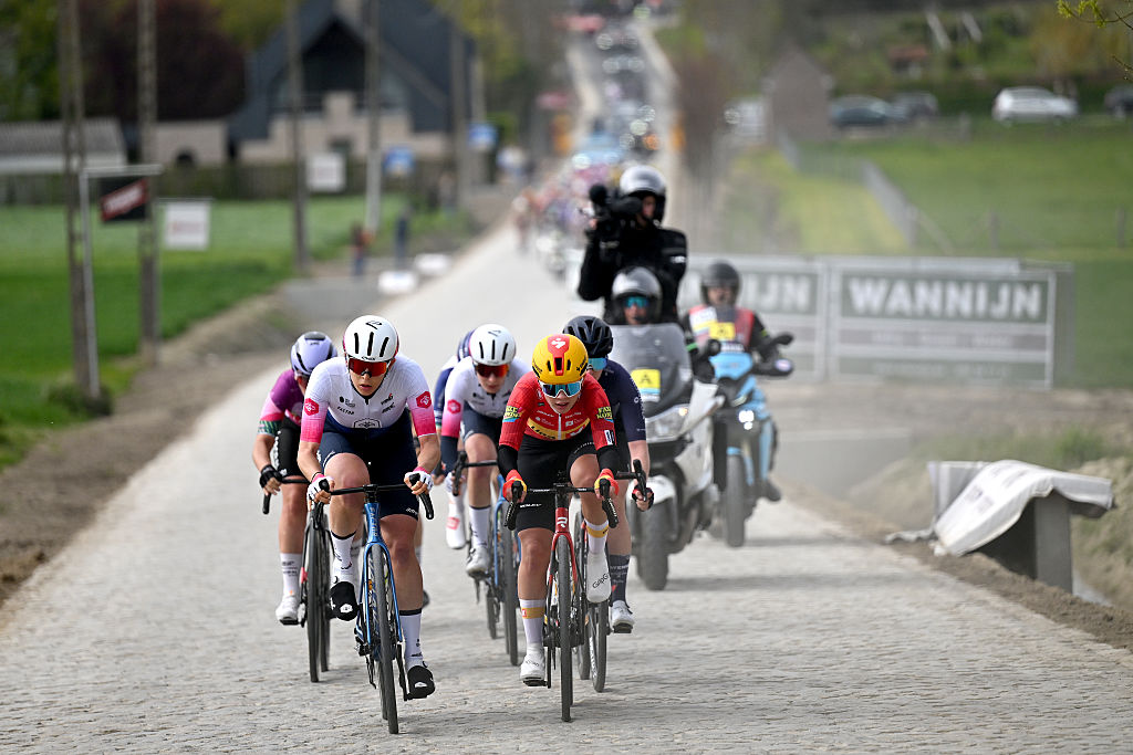 The early breakaway kicks up dust on the cobbles