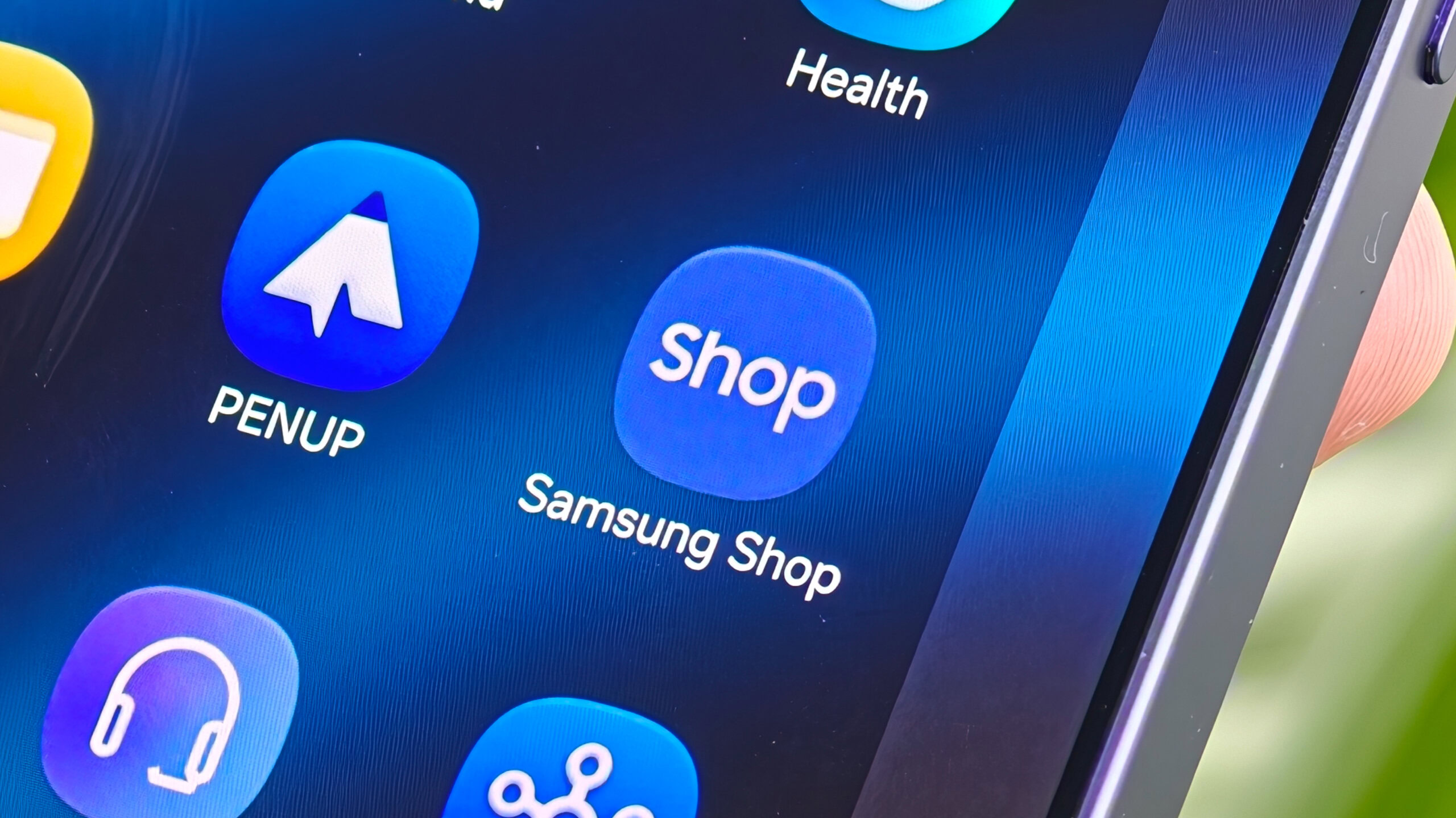 Samsung Shop app logo on Galaxy S26 Ultra