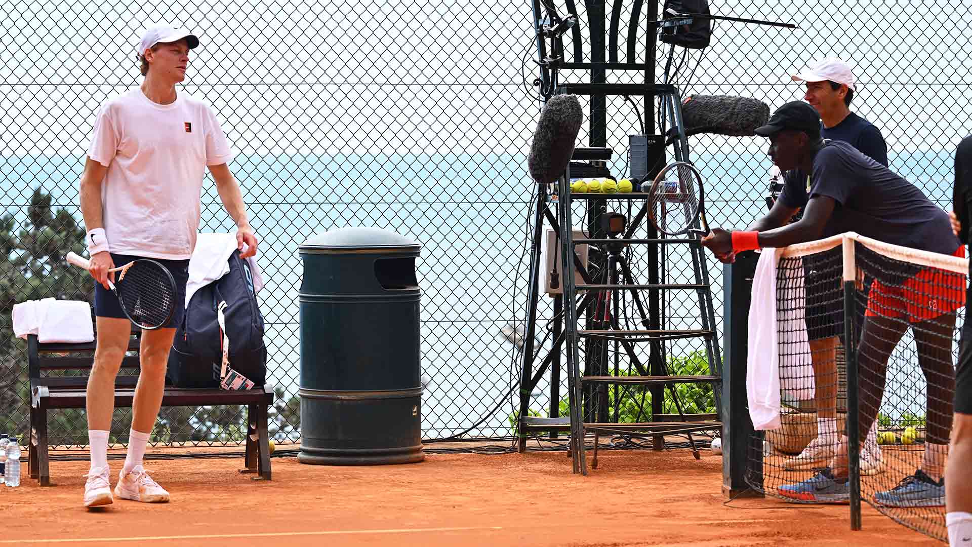 Jannik Sinner/Moise Kouame hit together on Wednesday in Monte-Carlo.