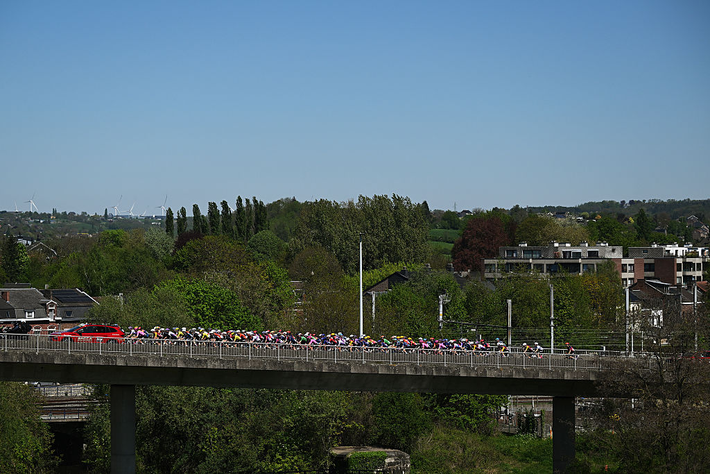peloton in the neutral zone at fleche wallonne femmes