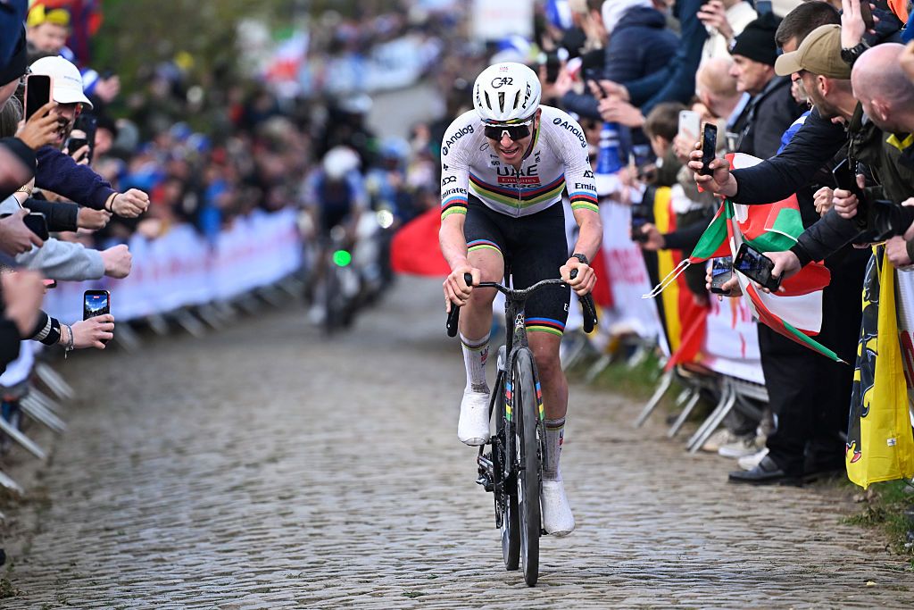 OUDENAARDE, BELGIUM - APRIL 05 : during the 110th edition of Ronde van Vlaanderen an UCI World Tour 1.UWT one day cycling road race for Men Elite of 271 km with start in Antwerpen and finish in Oudenaarde on April 5, 2026 in Oudenaarde, Belgium, 05/04/2026 ( Motordriver Guy De Vuyst - Photo by Nico Vereecken / Photonews