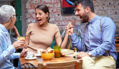 Midlife behavior predicts how long animals are likely to live