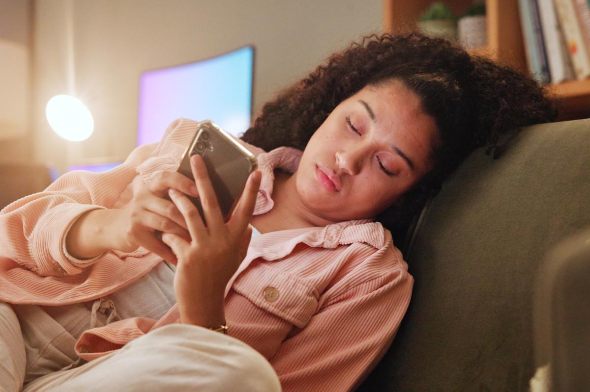 6 signs you're phone dependent and 3 steps to start a 'digital detox'