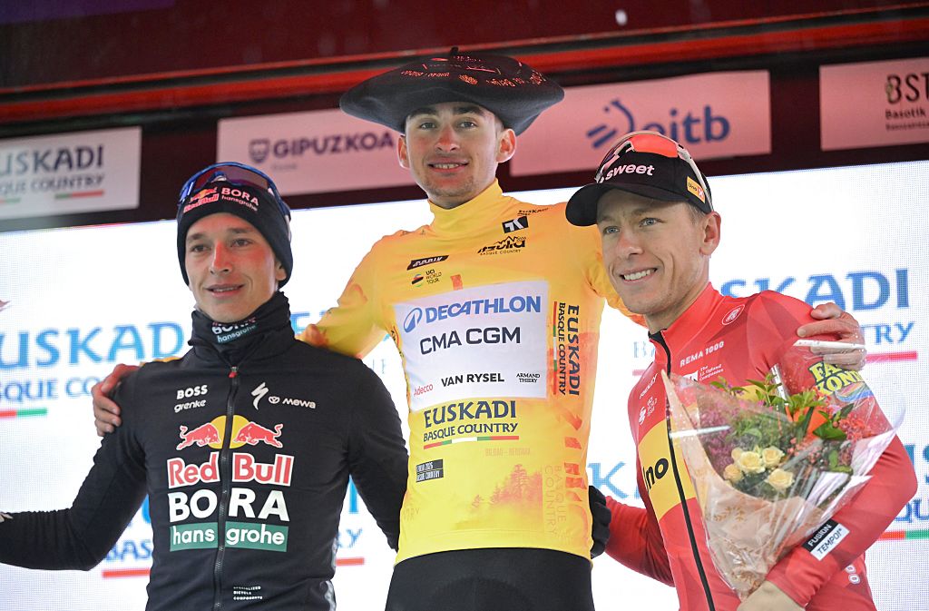 Winner Team Decathlon CMA CGM's French rider Paul Seixas (C), flanked by second placed (L) Team Bora's German rider Florian Lipowitz and third placed Team Uno-X's Norwegian rider Tobias Johannessen