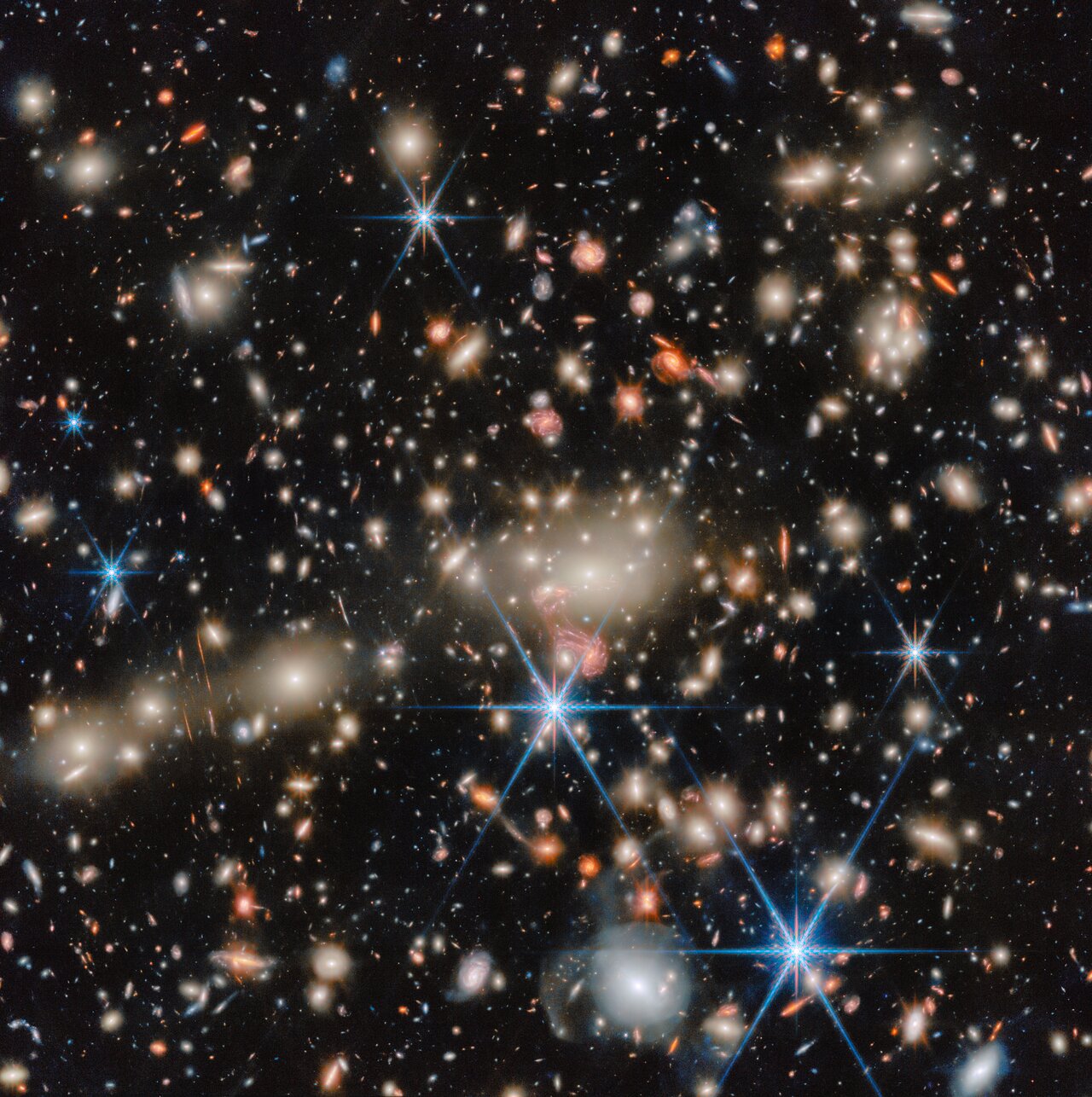 The full-size view of galaxy cluster MACS J1149, home of the &lsquo;stingray&rsquo;.