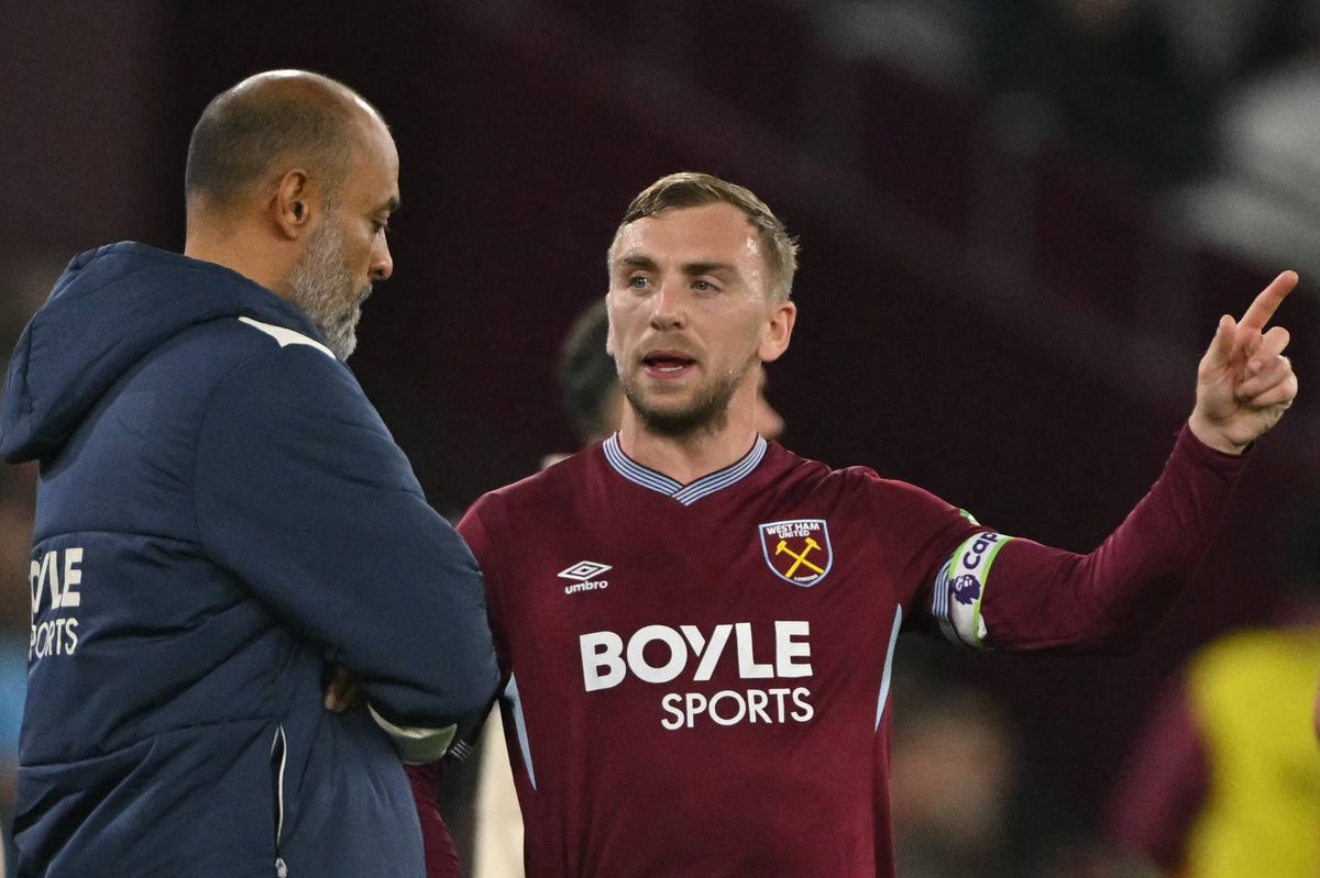 West Ham United's English striker #20 Jarrod Bowen (R) talks with West Ham United's Portuguese head coach Nuno Espírito Santo (L) during a break in play during the English Premier League football match between West Ham United and Brentford at the London Stadium, in London on October 20, 2025. (Photo by Glyn KIRK / AFP) / RESTRICTED TO EDITORIAL USE. No use with unauthorized audio, video, data, fixture lists, club/league logos or 'live' services. Online in-match use limited to 120 images. An additional 40 images may be used in extra time. No video emulation. Social media in-match use limited to 120 images. An additional 40 images may be used in extra time. No use in betting publications, games or single club/league/player publications. /  (Photo by GLYN KIRK/AFP via Getty Images)