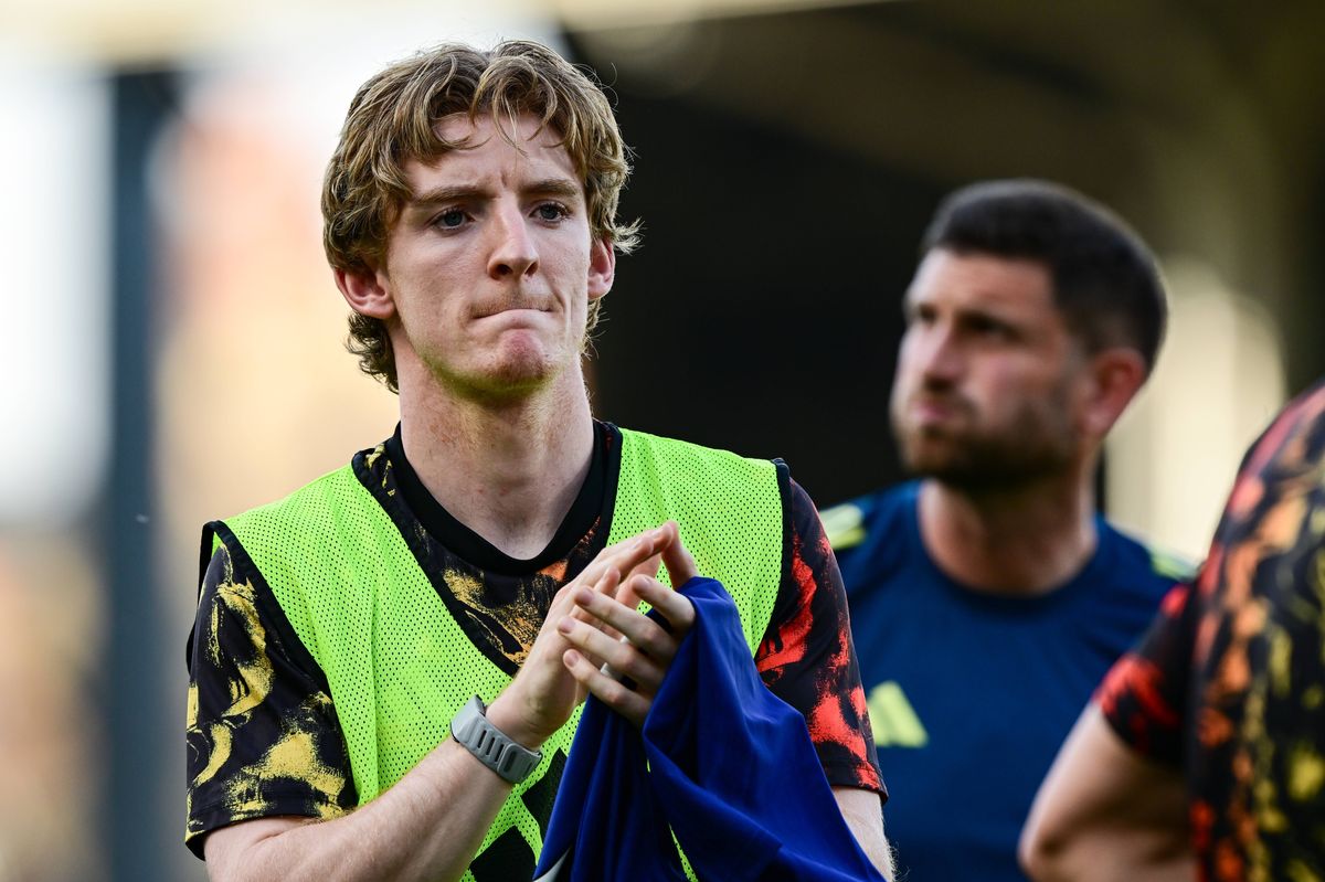LONDON, ENGLAND - MAY 24: Anthony Gordon of Newcastle United (10) claps the fans following the Premier League match between Fulham and Newcastle United at Craven Cottage on May 24, 2026 in London, England. (Photo by Serena Taylor/Newcastle United via Getty Images)