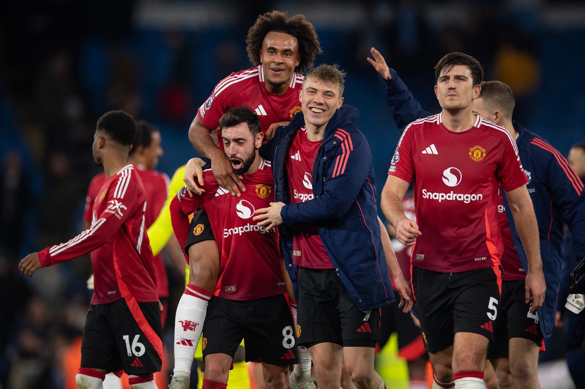 Zirkzee looks set to follow Hojlund out of the Old Trafford exit door