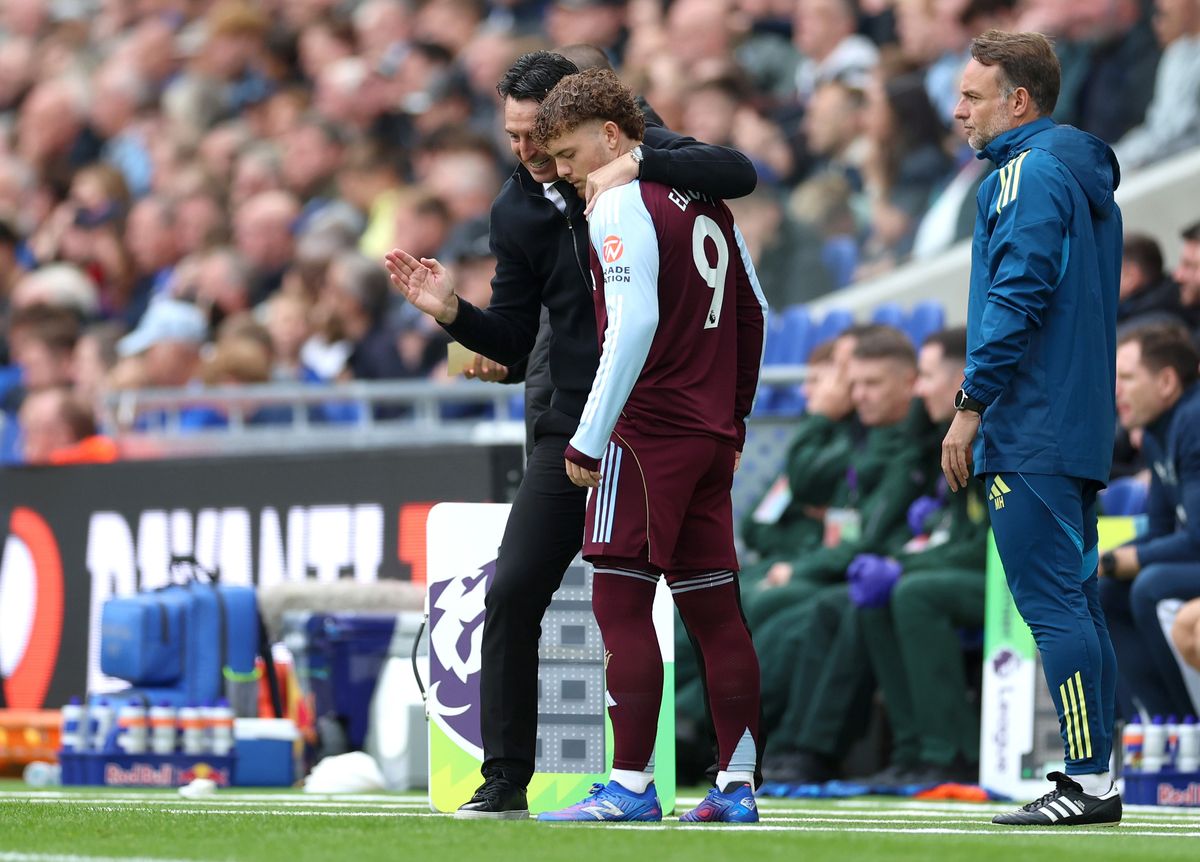 Unai Emery and Harvey Elliott during Everton vs Aston Villa.