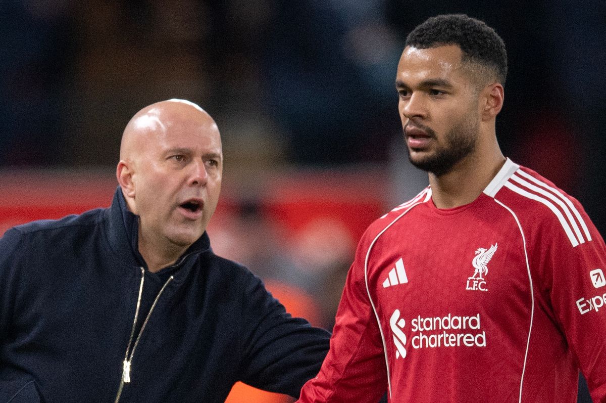 Liverpool head coach Arne Slot talks to Cody Gakpo