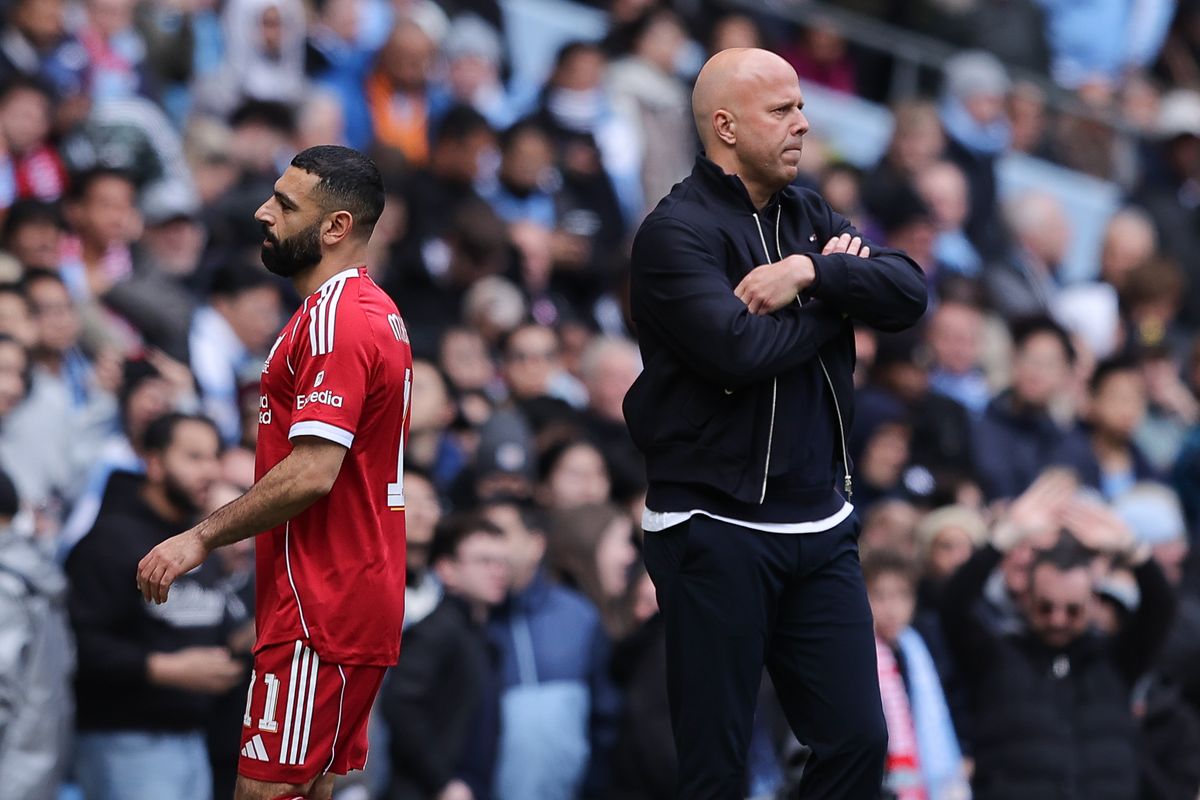 MANCHESTER, ENGLAND - APRIL 04: Arne Slot, head coach of Liverpool, acknowledges Mohamed Salah of Liverpool as he is substituted during the Emirates FA Cup Quarter Final match between Manchester City and Liverpool on April 04, 2026 in Manchester, England. (Photo by James Gill - Danehouse/Getty Images)