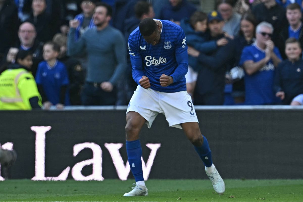Beto celebrates after scoring in the Merseyside derby. Photo by Paul ELLIS / AFP via Getty Images