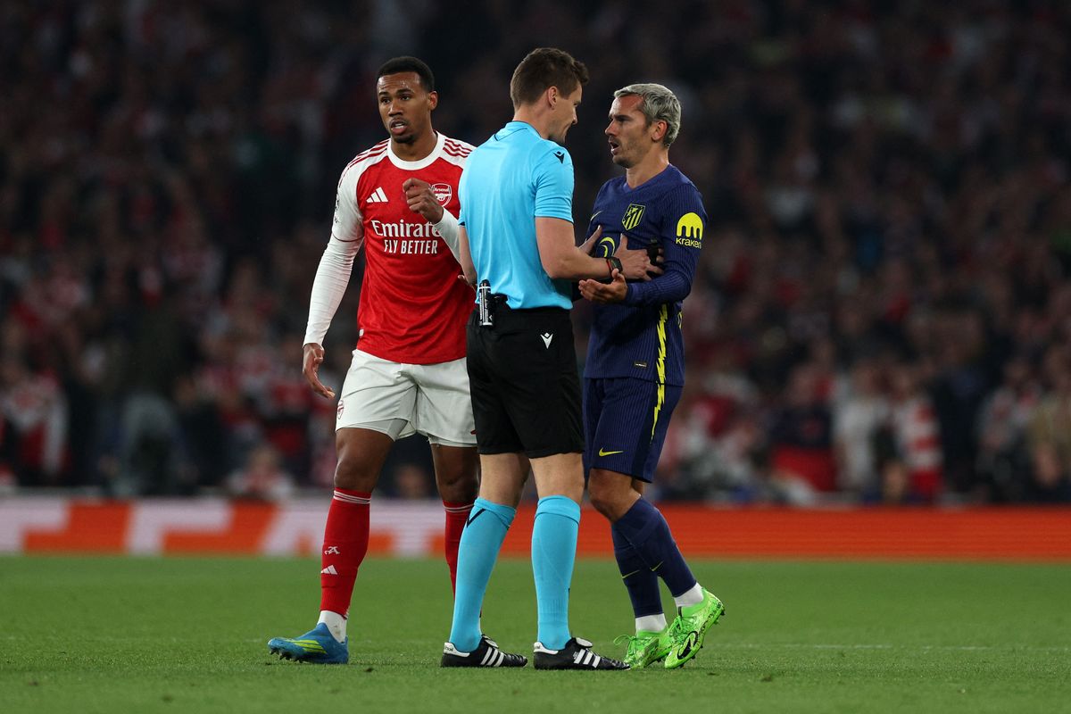 Referee Daniel Siebert talks to Atletico Madrid's French striker #07 Antoine Griezmann during the UEFA Champions League second-leg semi-final football match between Arsenal and Atletico Madrid