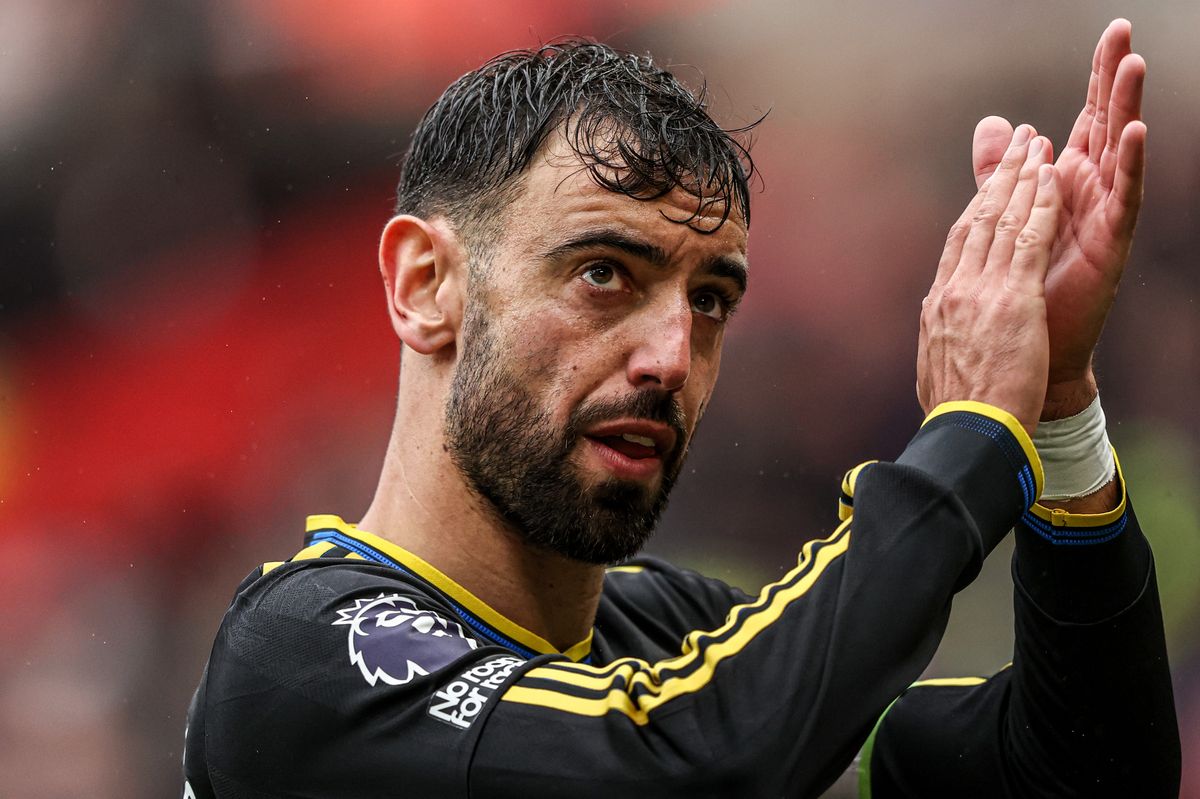 Bruno Fernandes of Manchester United applauds the fans