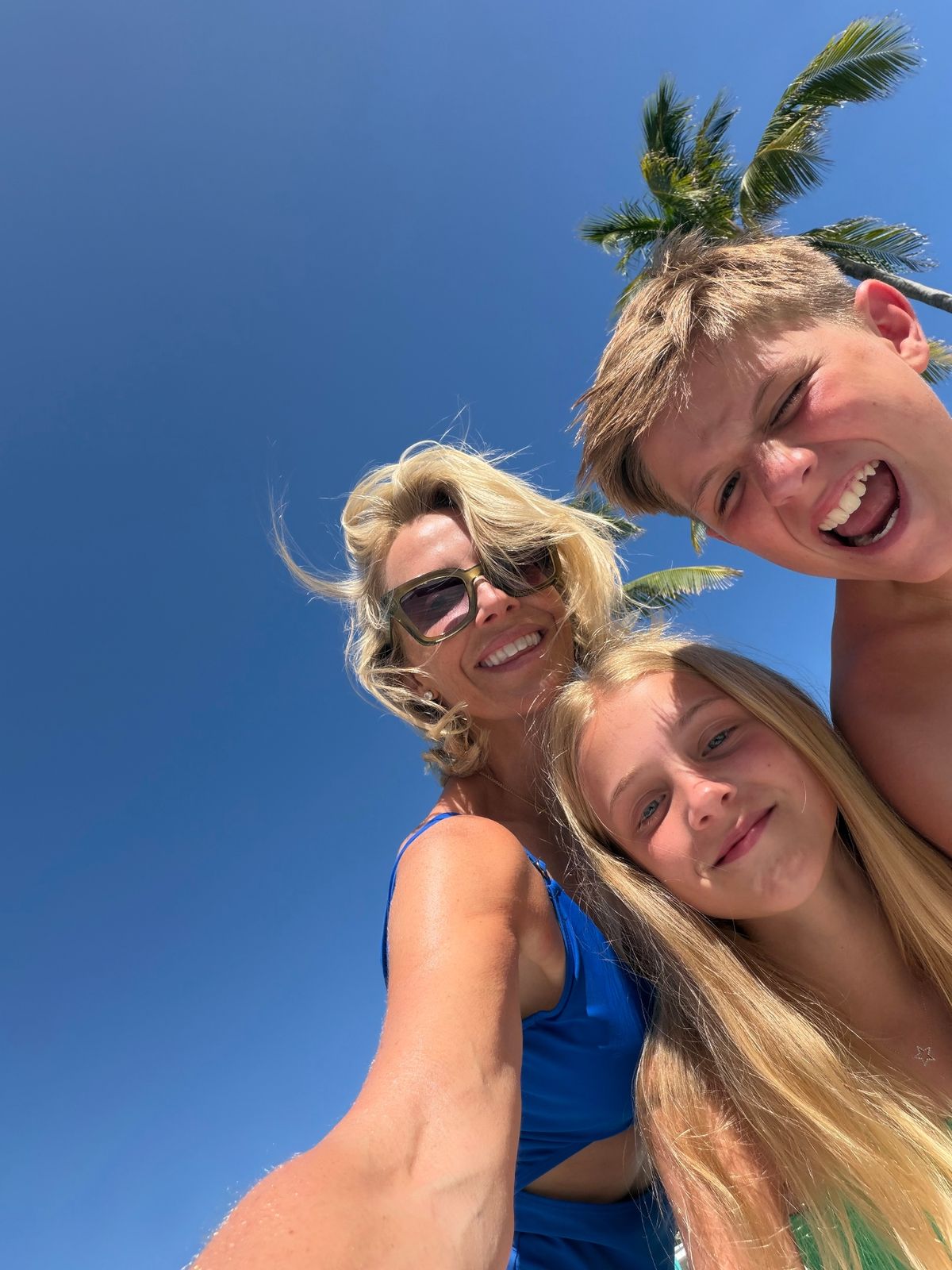 Laura hamilton in sunny selfie with kids