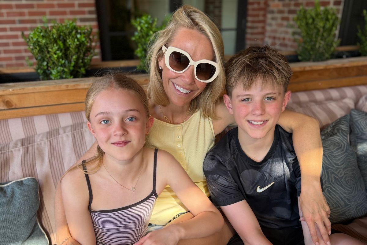laura hamilton holiday snap with two kids