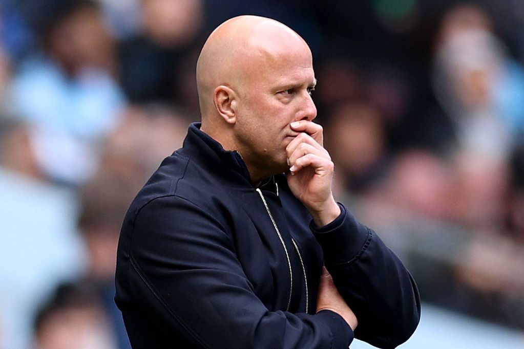 MANCHESTER, ENGLAND - APRIL 04: Arne Slot, Manager of Liverpool, looks dejected during the Emirates FA Cup Quarter Final match between Manchester City and Liverpool at Etihad Stadium on April 04, 2026 in Manchester, England. (Photo by Michael Regan/Getty Images)