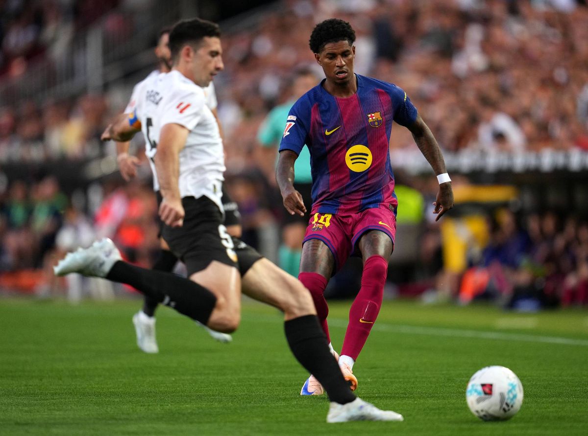 Marcus Rashford of FC Barcelona puts pressure on Cesar Tarrega of Valencia CF during the LaLiga EA Sports match between Valencia CF and FC Barcelona at Estadi de Mestalla