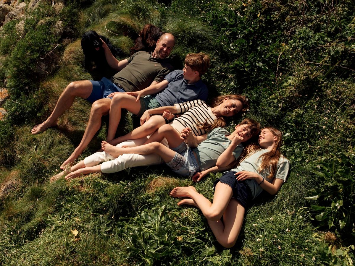 A new photo released of the Prince and Princess of Wales and their children 