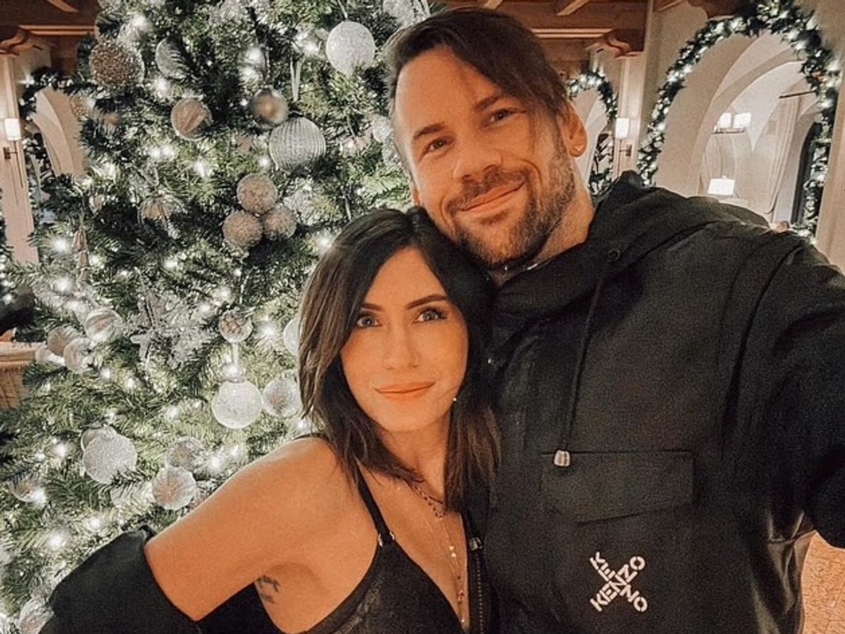 MIRROR Beartooth frontman Caleb Shomo comes out as 'proudly gay man' while his wife of 13 years breaks her silence
Credit Instagram
https://www.dailymail.com/tvshowbiz/article-15844077/beartooth-frontman-caleb-shomo-comes-gay.html\
https://www.instagram.com/fleurshomo/?hl=en