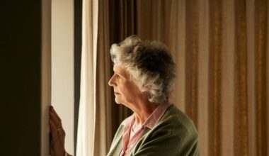 Early Warning Signs of Dementia, According to Experts