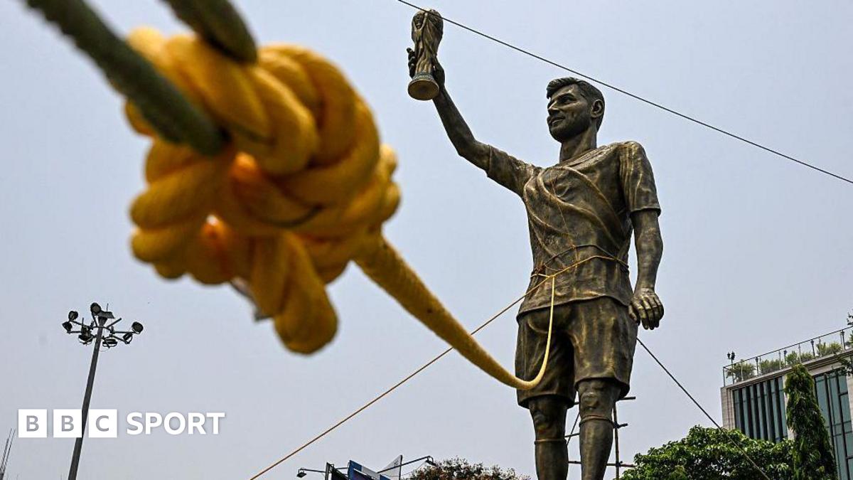 Messi statue in Kolkata