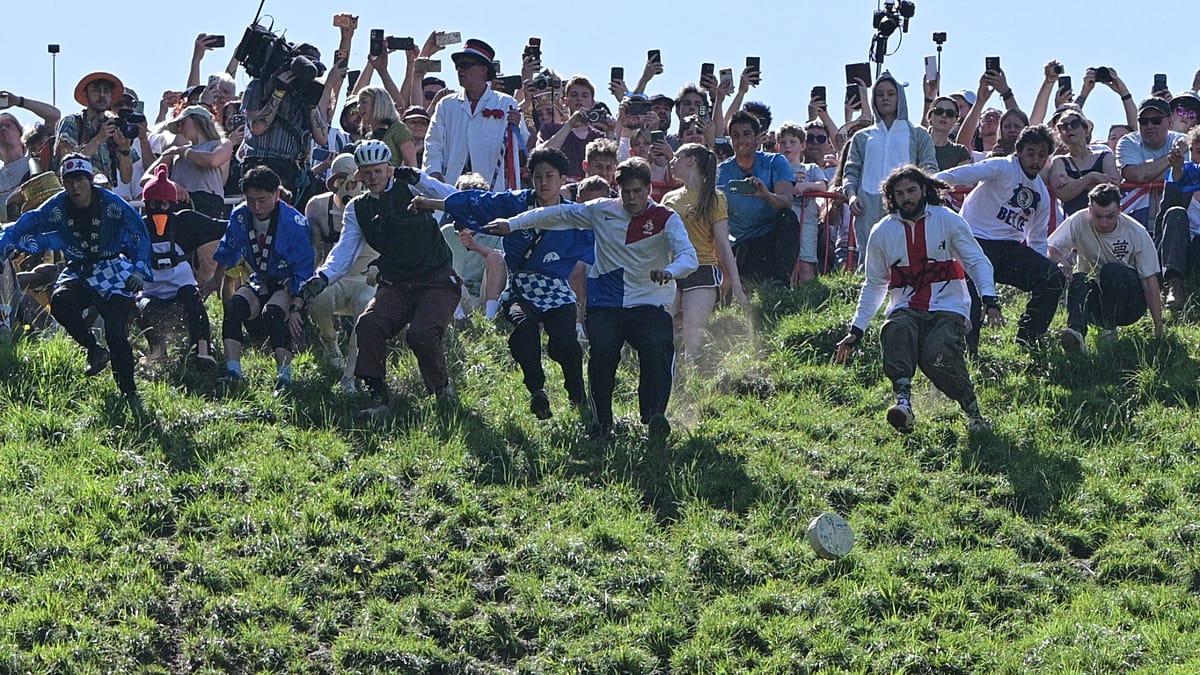 Video. UK: Centuries-old cheese rolling in Brockworth attracts crowds from across Europe