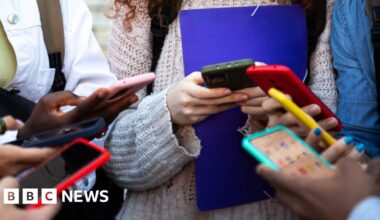 Schools to be smartphone-free for Year 7 pupils - BBC