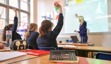 Schools using VR headsets to help pupils with stress, says report