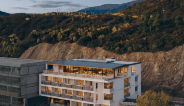 Kawagebo Snow Mountain Hotel / Moguang Studio