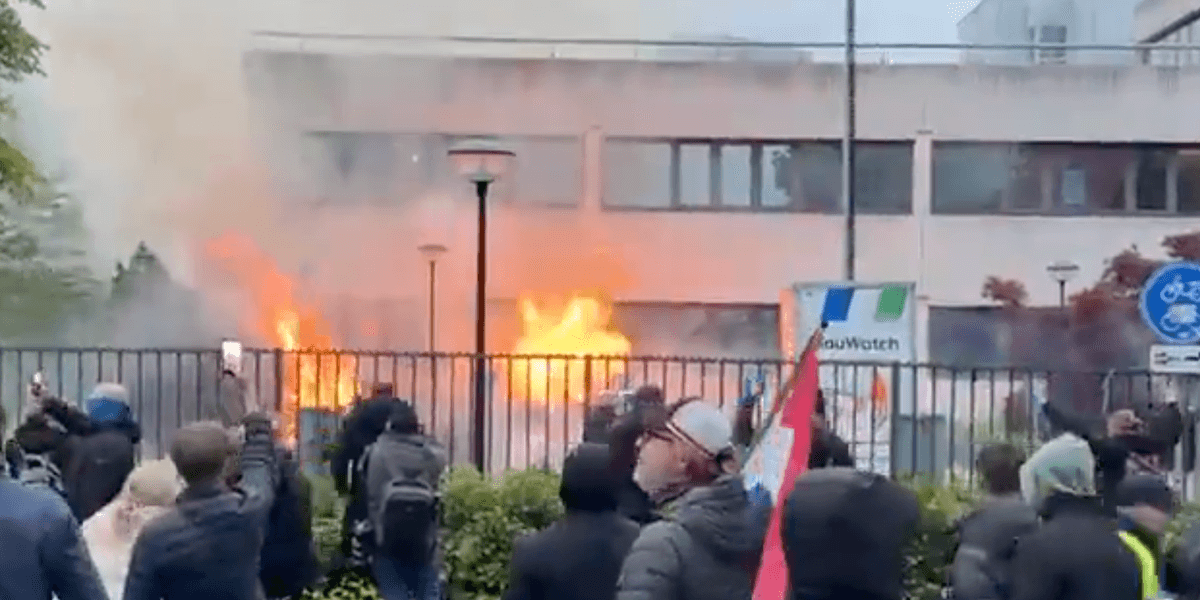 Huge fire breaks out at emergency shelter housing asylum seekers in Netherlands