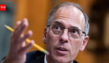 Moody's Analytics chief economist Mark Zandi warns of high risk of recession in America; unless the US government changes ...