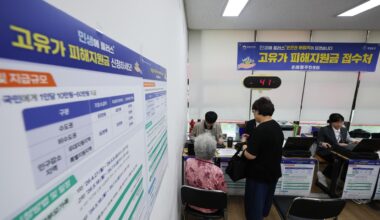 Residents apply for cash assistance aimed at easing financial strain caused by the Middle East crisis at a community center in Yeongdeungpo District, Seoul, Tuesday. Yonhap