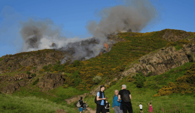 Arthur's Seat: Hikers flee iconic British landmark as emergency services tackle huge wildfire
