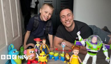 Toy Story superfan's photo leads to premiere invite - BBC