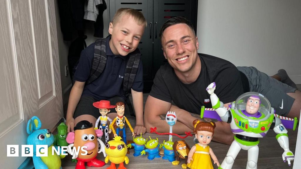 Toy Story superfan's photo leads to premiere invite - BBC