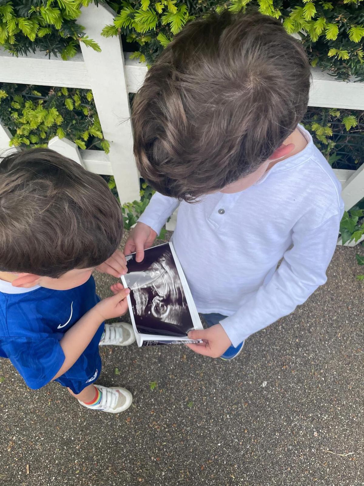 Princess Eugenie's two sons looking at an ultrasound