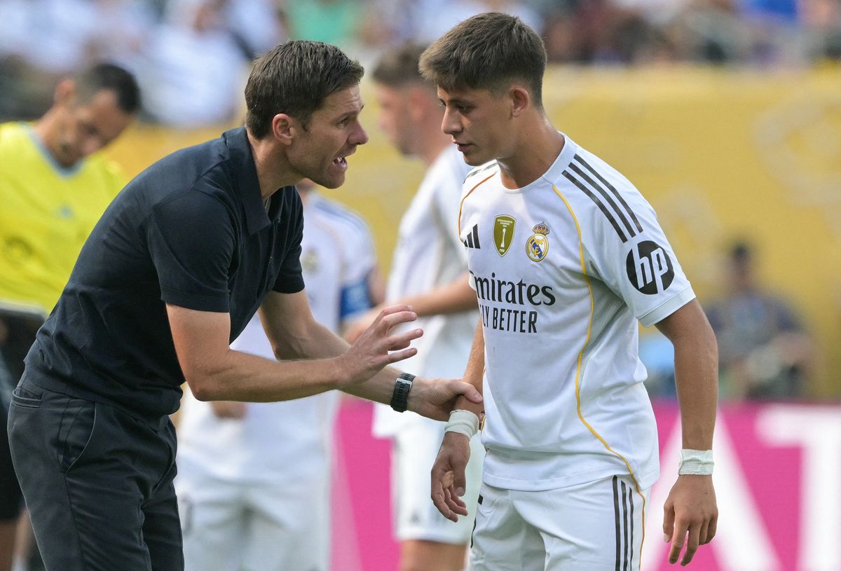 Real Madrid's Spanish coach Xabi Alonso (L) speaks to Real Madrid's Turkish midfielder #15 Arda Guler (R) during the FIFA Club World Cup 2025 semifinal football match between France's Paris Saint-Germain and Spain's Real Madrid