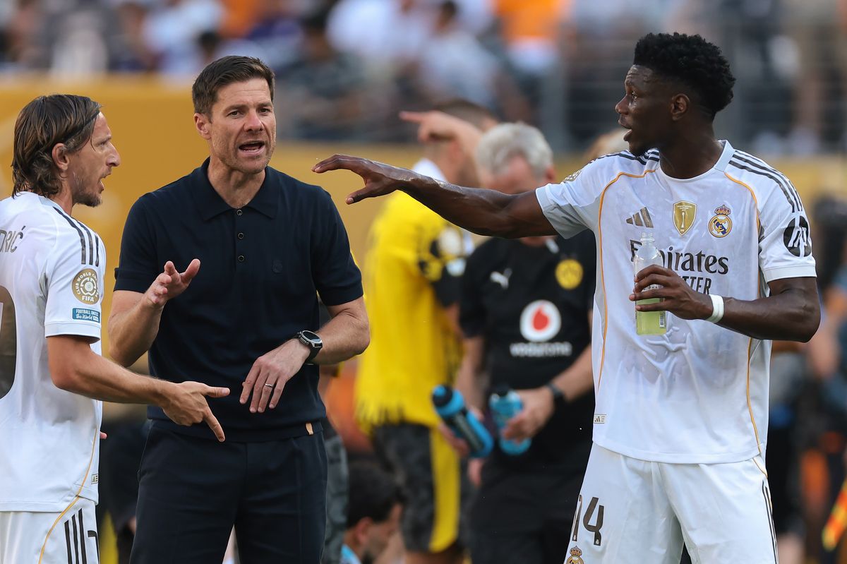 Xabi Alonso Head coach of Real Madrid discusses with Luka Modric and Aurelien Tchouameni of Real Madrid during the FIFA Club World Cup 2025 quarter final match between Real Madrid CF and Borussia Dortmund at MetLife Stadium